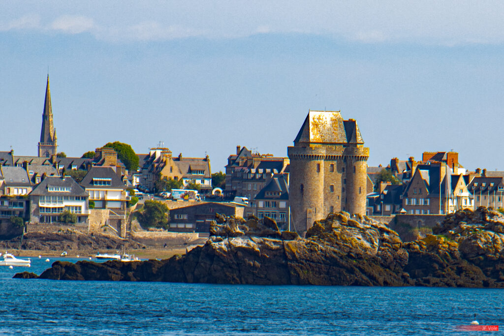 Atlantic Ocean - Body of water - Bretagne (région administrative) - Brittany (administrative region) - Country - Côte d'Émeraude - English Channel - France - Geography - Géographie - Il-ha-Gwilen - Ille-et-Vilaine - Manche (mer) - Mer - Océan Atlantique - Pays - Rannvro Breizh - Saint-Malo - Sant-Maloù - Sea - Tour Solidor - Étendue d'eau - Tour Solidor Saint-Malo Bretagne (région administrative) France
